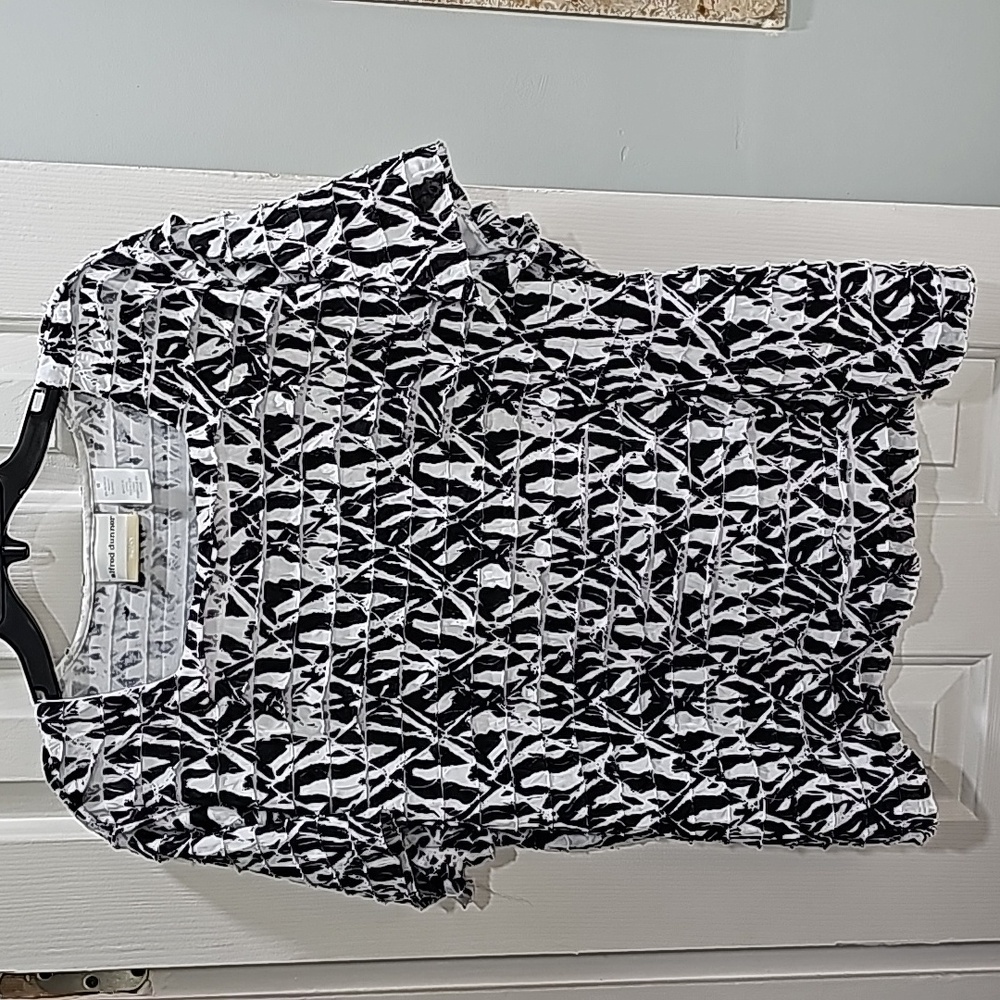 Black and White Ruffle Top - Picture 8 of 11